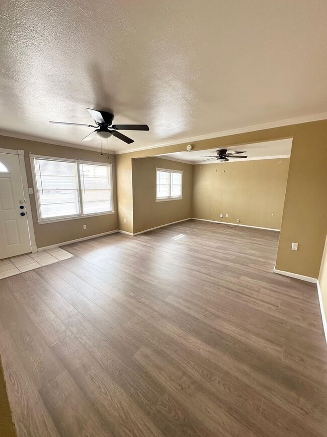 Building Photo - 3 Bed 2 Bath Ready to Rent!