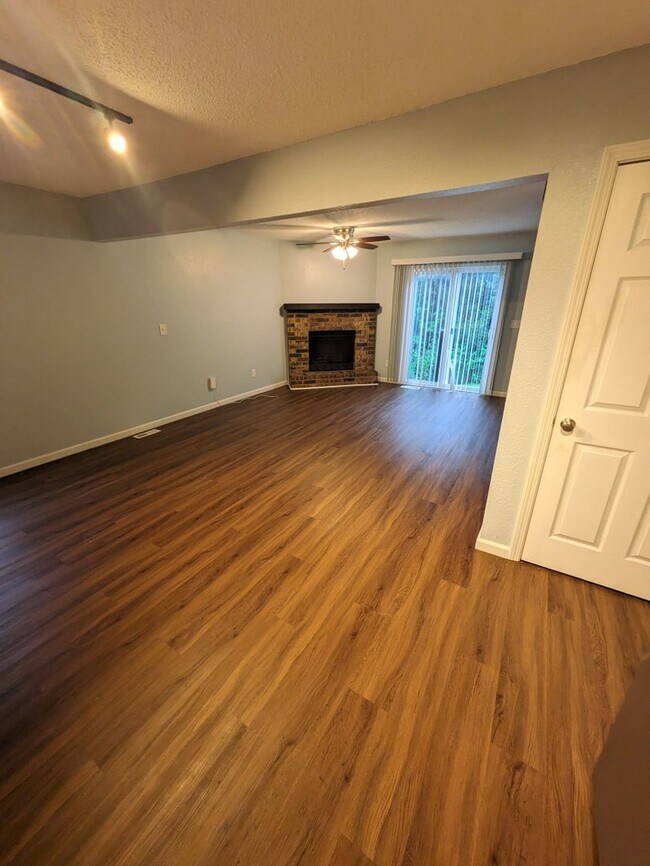 Building Photo - 307 NE Timbercreek Dr
