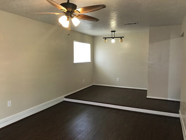 Building Photo - 418 University Oaks Blvd