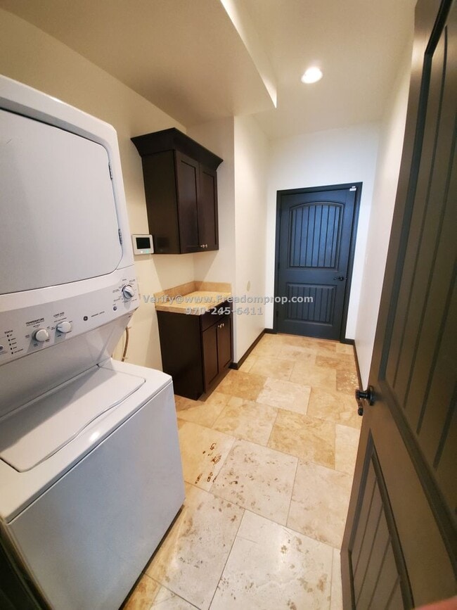 Building Photo - Just Like New – Move-In Ready Home in Gran...