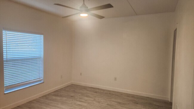 Building Photo - 3 bedroom 2 bath condo