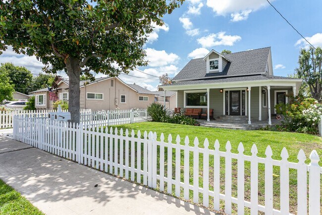 Building Photo - AVAILABLE NOW: Beautifully Remodeled Historic Victorian – 3 Bed / 3 Bath