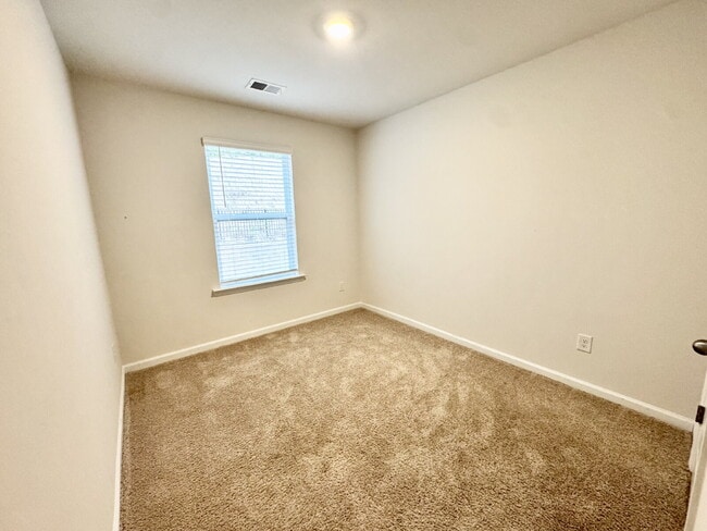 Building Photo - Seneca townhome - Price Just Reduced!