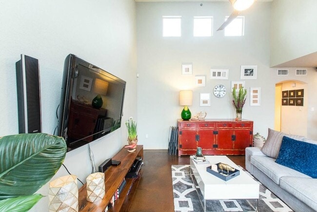 Building Photo - 41 Waller St