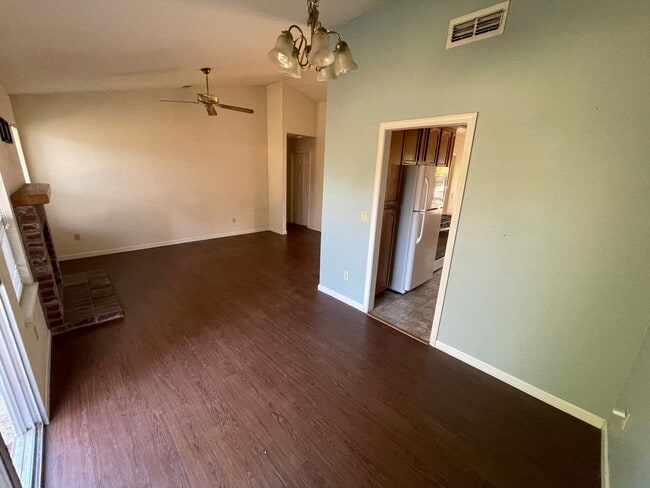 Building Photo - 604 Hovey Way