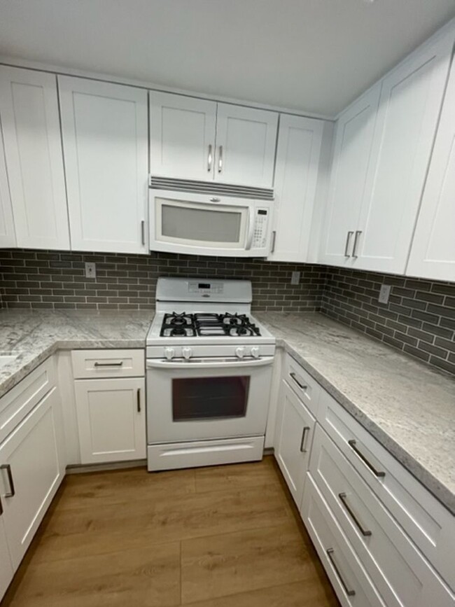 Building Photo - Beautiful 2 bedroom/2 bath end unit condo ...