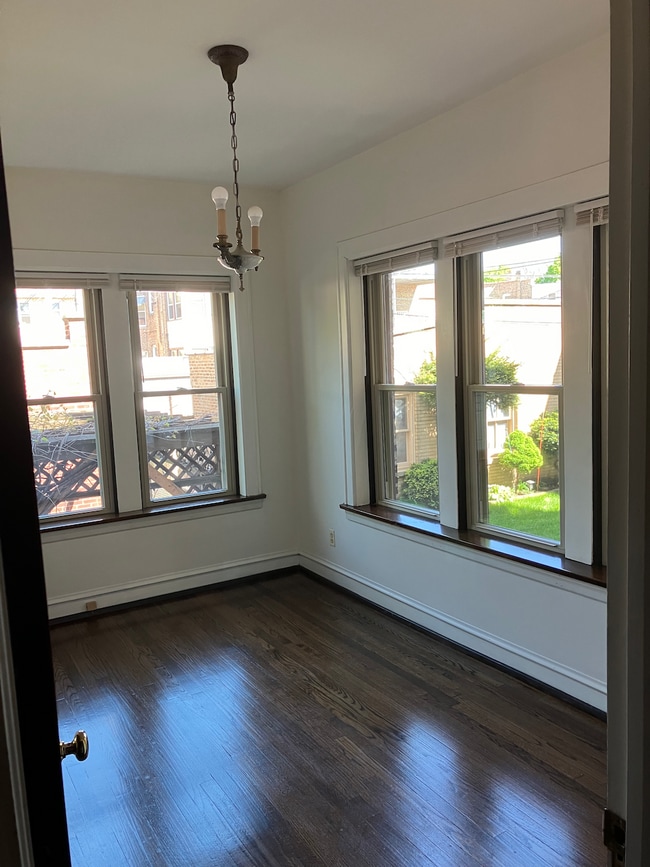 Building Photo - 4945 N Washtenaw Ave