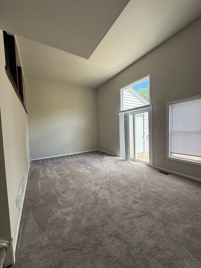Building Photo - 3 Bed / 2.5 Bath Highlands Townhome