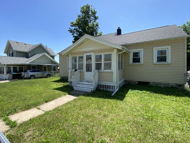 Primary Photo - 1055 4th Ave