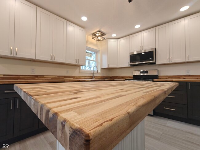 Building Photo - 2183 S Fairview Dr