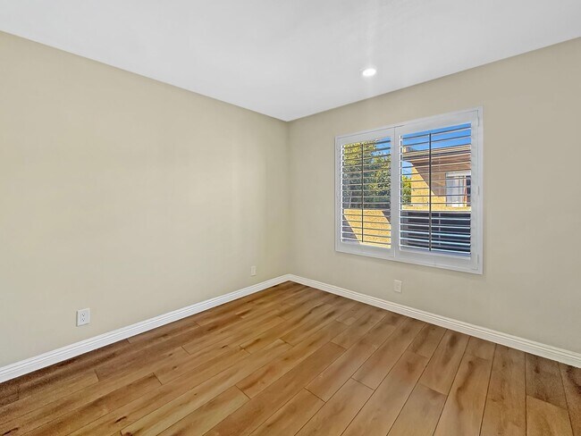 Building Photo - Great 2 bed/2bath condo w/AC, detached garage, and solar!