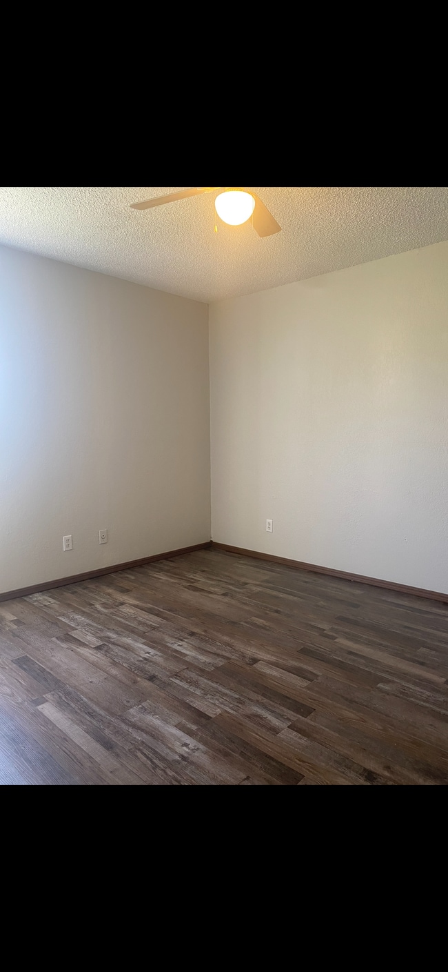 Building Photo - 2117 W Oak Ave