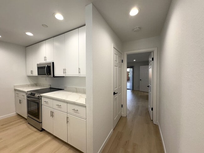 Building Photo - Newly Renovated 2BR/2BA First-Floor Condo ...