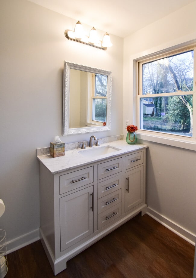Building Photo - Welcome to this charming 3-bedroom, 1-bath...