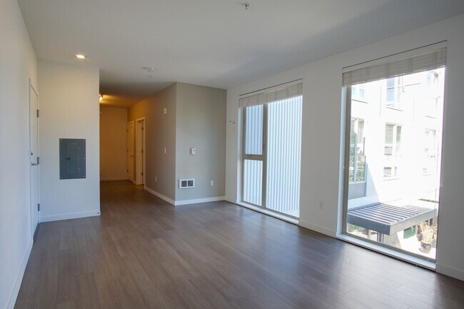 Building Photo - Heart of Sellwood: Fabulous Modern Studio Ready Mid-April!