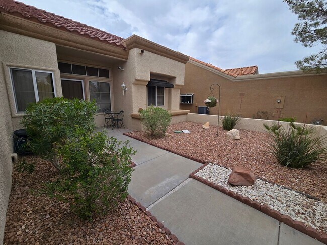Building Photo - Fully Furnished single story 2 bed 2 bath ...