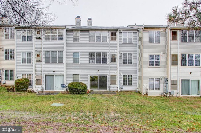 Building Photo - 6 Normandy Square Ct
