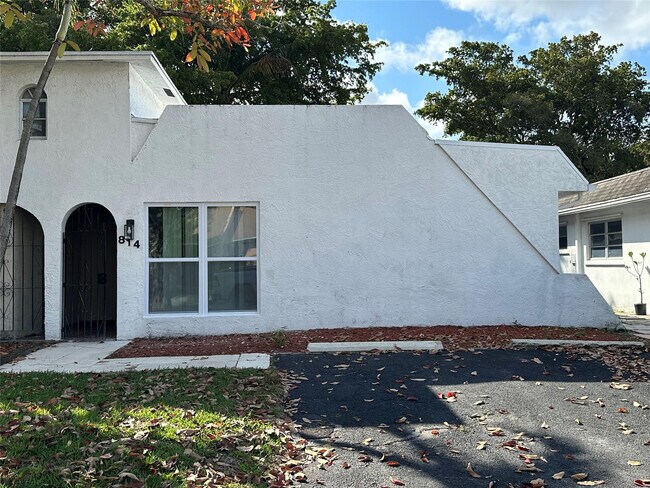 Building Photo - 814 SW 12th Pl