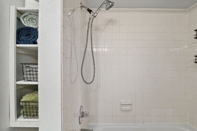 Building Photo - Great 2 bed 2 bath town house centrally lo...