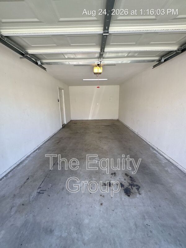 Building Photo - 2302 N Vickie St