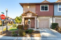 Building Photo - 3/2.5 end unit condo in Oakhaven Village
