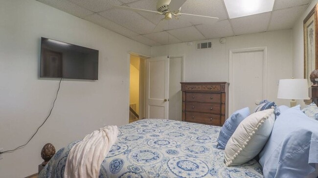 Building Photo - 4 bedroom Home 3 blocks from Gulf of America