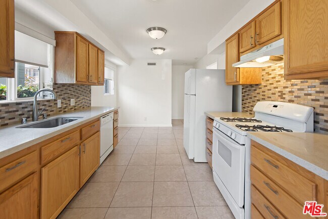 Building Photo - 653 Sunset Ave