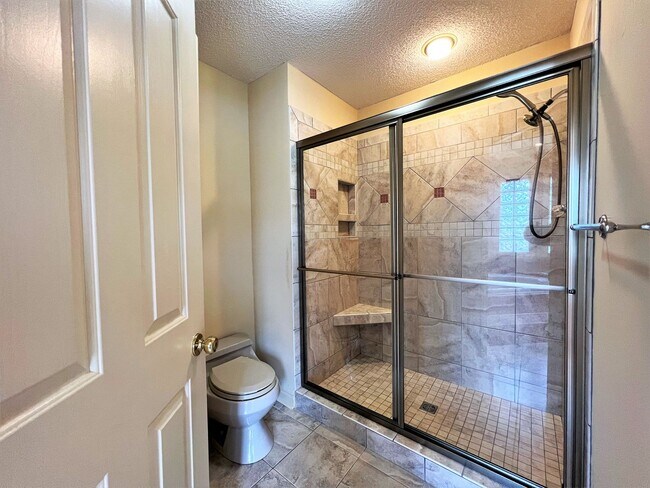 Building Photo - GREAT FARRAGUT LOCATION WITH INVITING FRONT PORCH CHARM!!!