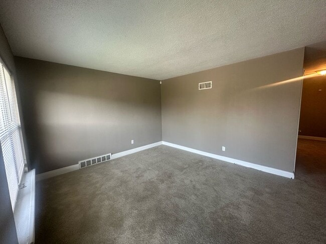 Building Photo - 6737 Kenwood Dr