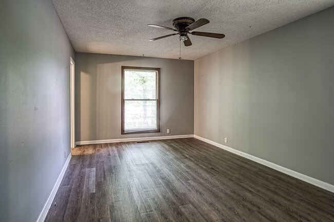 Building Photo - Lake DeSoto Area | Home |Unfurnished
