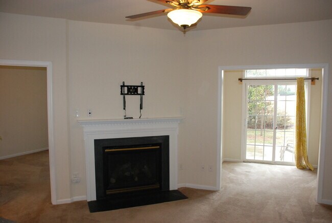 Building Photo - Well Maintained Townhome in Colonial Heritage in Williamsburg