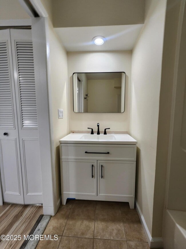 Building Photo - 129 Amberly Dr