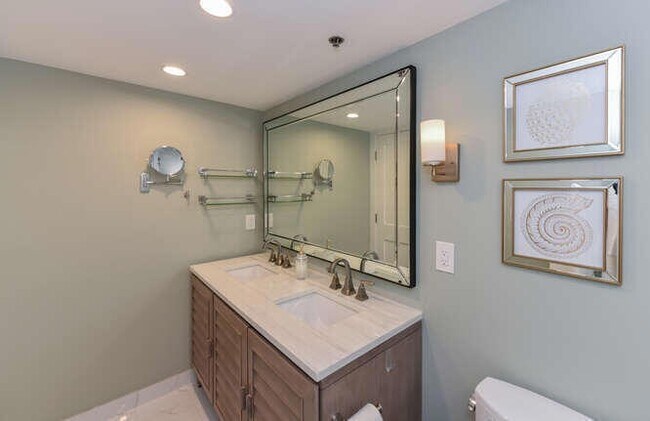 Building Photo - 275 Palm Ave