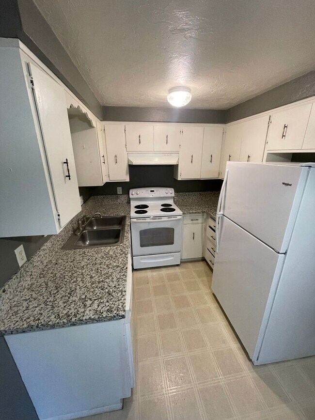 Building Photo - Pet Friendly 2 Bedroom in Lebanon!