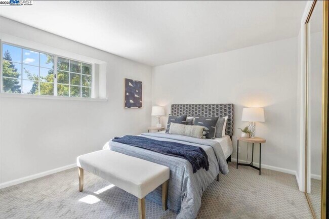 Building Photo - 5 Stuart Pl