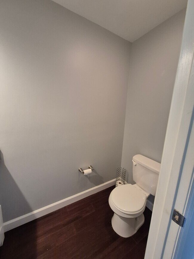 Building Photo - Large 2 story home!!