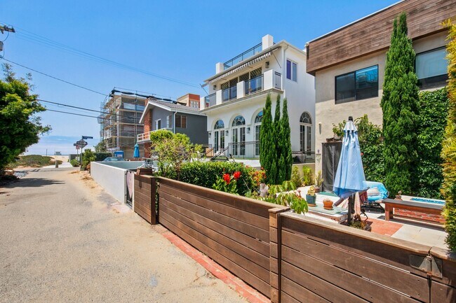 Building Photo - Privateer Duplex