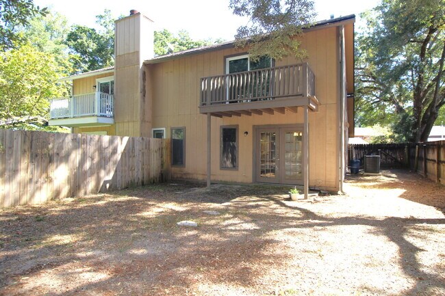 Building Photo - Spacious 3BR Townhome Near Pensacola State College with Flex Room, Private Balcony & Fenced Backy...
