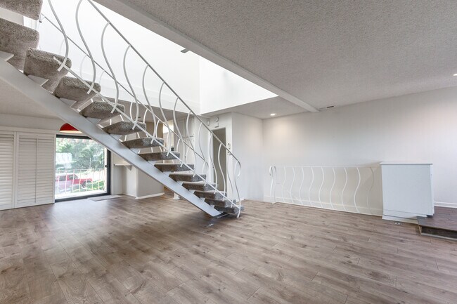 Building Photo - 1709 Cam De Villas