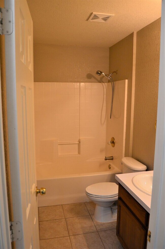 Building Photo - Updated 3-2-2 Home For Lease