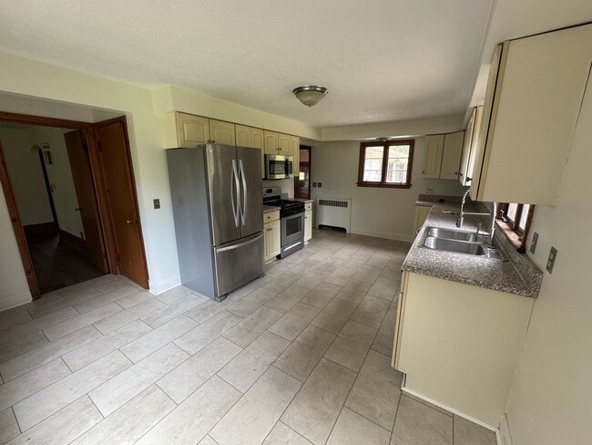 Building Photo - Charming 3 Bed, 1 Bath Home with 3-Car Gar...