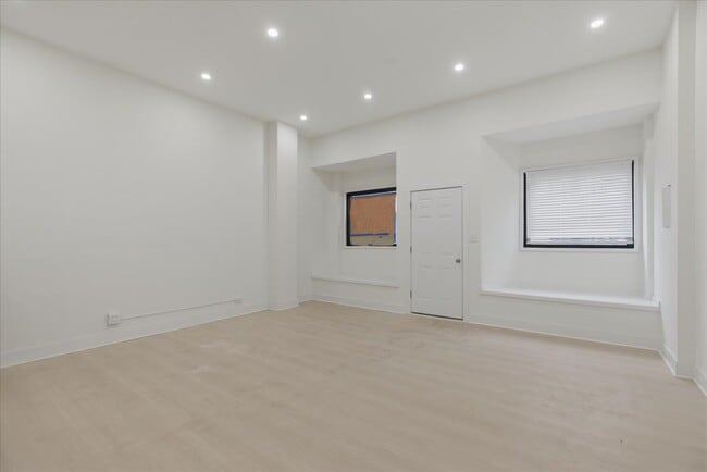 Building Photo - 2234 W Irving Park Rd