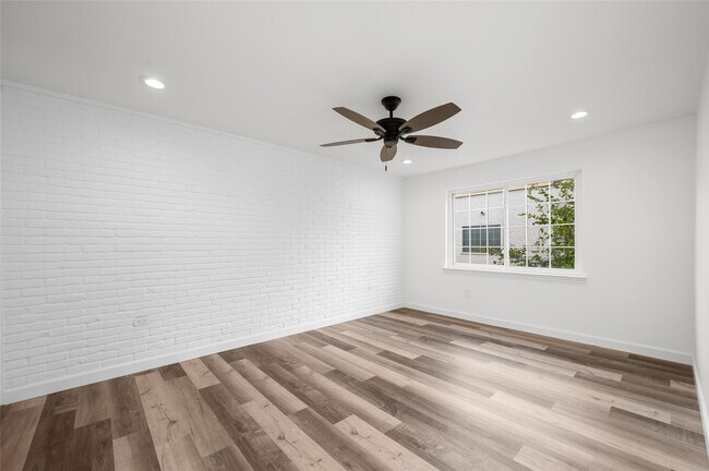 Building Photo - 2744 Briarhurst Dr