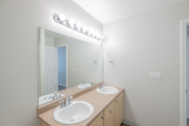 Building Photo - Stylish 2-Bedroom Condo Near OSU – Spaciou...