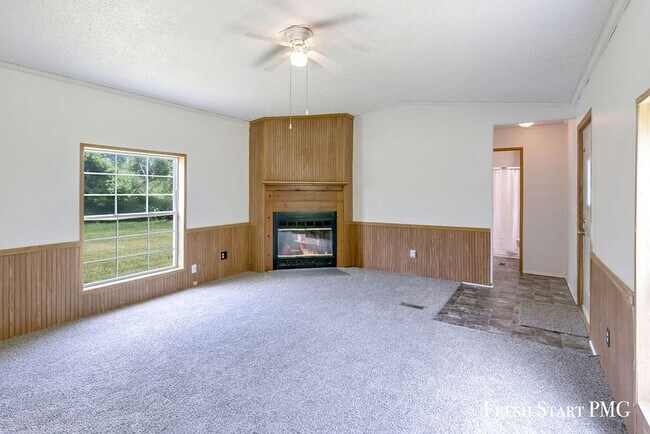 Building Photo - Freshly Renovated 2 Bed, 2 Bath Home on Ac...