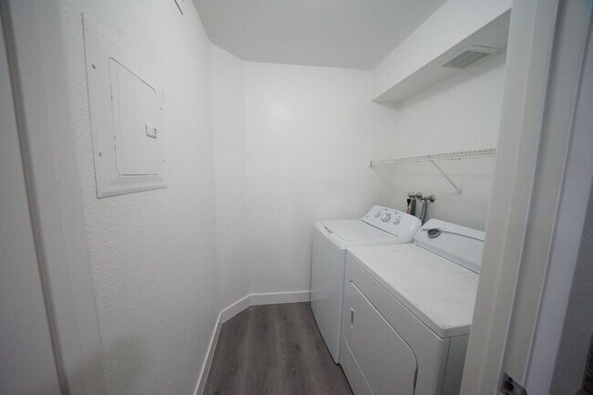 Building Photo - SHOWINGS AVAILABLE NOW