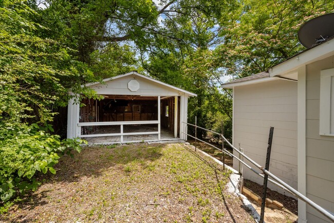 Building Photo - Spacious 4 Bedroom 2 Bath Home