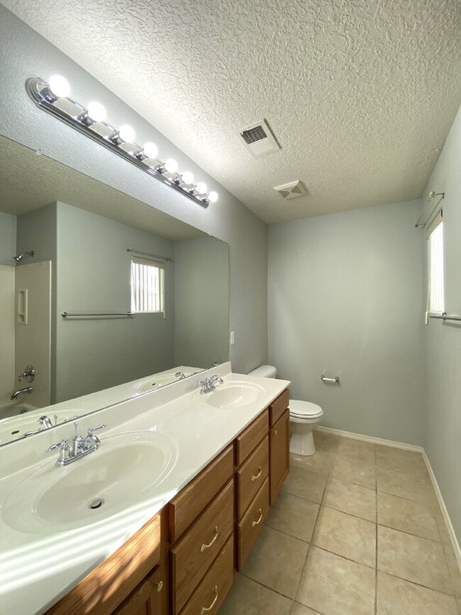 Building Photo - Large 5BR/2Story w/Balcony - Northern Meadows