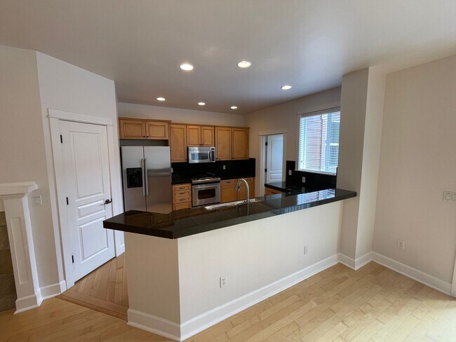 Building Photo - Old Mill Townhome Available 5/15
