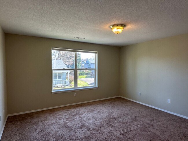 Building Photo - Spacious 3 Bedroom + 1 Bonus Room, 2 Bath House!